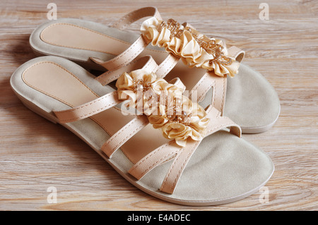 Turnschuhe Hausschuhe Beige Sommer Frauen niedrig schön lässig Closeup Hintergrundfarbe bunte bunten ausgeschnittenen Ausschnitt Eleganz el Stockfoto