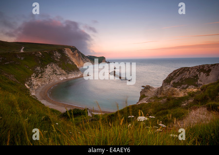 Sonnenuntergang am Mann des Krieges Bay, Lulworth in Dorset England UK Stockfoto