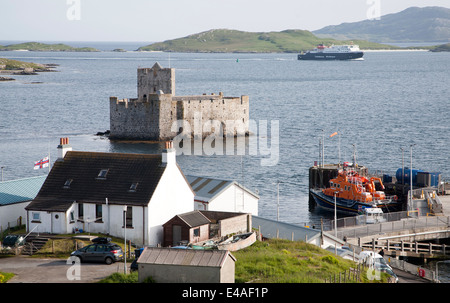Caledonian MacBrayne ferry durch Kisimul Castle Castlebay, Isle of Barra, äußeren Hebriden, Schottland Stockfoto