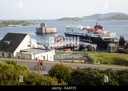 Caledonian MacBrayne ferry durch Kisimul Castle Castlebay, Isle of Barra, äußeren Hebriden, Schottland Stockfoto