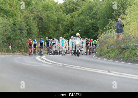 Stapleford in der Nähe von Cambridge, UK. 7. Juli 2014.  Wettbewerber in Phase 3 Cambridge nach London pass durch flache Landschaft südlich von Cambridge auf dem Weg nach London. Das Rennen zog Tausende von Zuschauern nach Cambridge und die Route südwärts nach Essex und London. Bildnachweis: Julian Eales/Alamy Live-Nachrichten Stockfoto