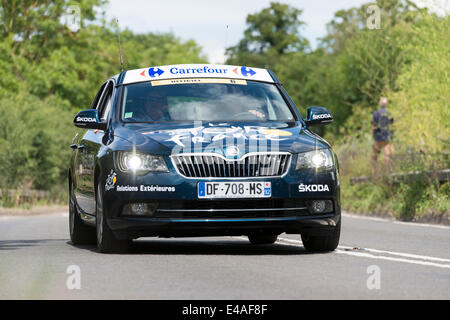 Stapleford in der Nähe von Cambridge, UK. 7. Juli 2014.  Ein Dienstwagen, gesponsert von Skoda patrouilliert die Route vor dem Rennen in Great Shelford, einem Dorf auf der Strecke von Cambridge nach London. Das Rennen lockte tausende von Zuschauern nach Cambridge und Route südlich nach Essex und London und viele Bewohner dekoriert ihre Häuser in Partystimmung. Kredit Julian Eales/Alamy Live-Nachrichten Stockfoto