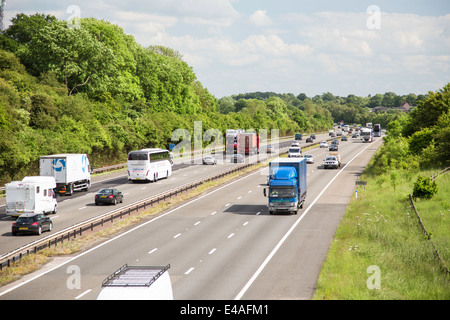 Fahrzeuge auf der M40 in der Nähe von Warwick, Warwickshire, England, UK Stockfoto