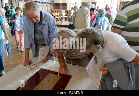 Bremen, Deutschland. 7. Juli 2014. Besucher sehen die Chronik "Kundige Rolle" in der oberen Halle im Rathaus in Bremen, Deutschland, 7. Juli 2014. Das Bremer Rathaus und Bremer Roland (Statue) wurde UNESCO-Welterbestätten vor zehn Jahren und der oberen Halle wurde für die Besucher zum Jubiläum eröffnet. Foto: CARMEN JASPERSEN/DPA/Alamy Live-Nachrichten Stockfoto