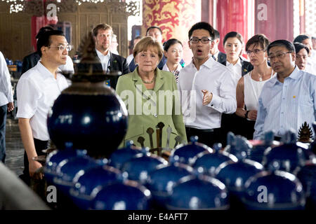 HANDOUT - ein Handout Bild zeigen, German Chancellor Angela Merkel (C) und Premier der Volksrepublik China Li Keqiang (L) Anzeigen von Ernte-Angebote bei einem Besuch der Himmelstempel in Peking, China, 07 Huly 2014. Merkel ist bei einem dreitägigen Besuch in China und wird erwartet, dass die Gespräche mit den chinesischen Behörden, die Beziehungen zwischen den beiden Ländern stärken. Foto: BUNDESREGIERUNG/STEFFEN KUGLER/DPA (- im Zusammenhang mit der aktuellen Berichterstattung über den Besuch. OBLIGATORISCHE CREDIT: BUNDESREGIERUNG/STEFFEN KUGLER/DPA) Stockfoto