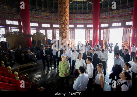 HANDOUT - ein Handout Bild zeigen German Chancellor Angela Merkel (C) und Premier von der Volksrepublik Republik von China Li Keqiang (C-R) besuchen Sie die Halle der Ernte Angebote bei einem Besuch der Himmelstempel in Peking, China, 07 Huly 2014. Merkel ist bei einem dreitägigen Besuch in China und wird erwartet, dass die Gespräche mit den chinesischen Behörden, die Beziehungen zwischen den beiden Ländern stärken. Foto: BUNDESREGIERUNG/STEFFEN KUGLER/DPA (- im Zusammenhang mit der aktuellen Berichterstattung über den Besuch. OBLIGATORISCHE CREDIT: BUNDESREGIERUNG/STEFFEN KUGLER/DPA) Stockfoto