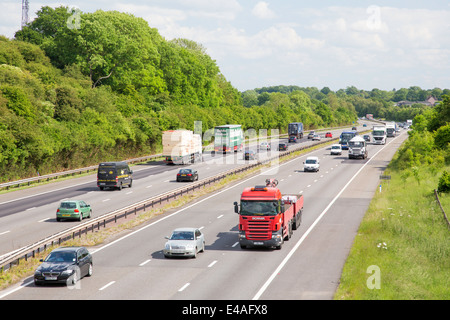 Fahrzeuge auf der M40 in der Nähe von Warwick, Warwickshire, England, UK Stockfoto