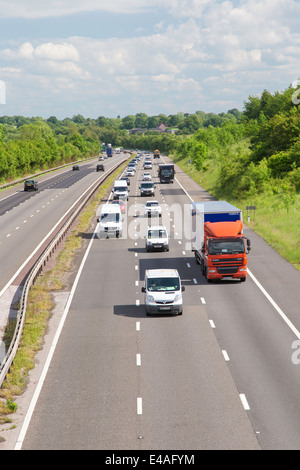 Fahrzeuge auf der M40 in der Nähe von Warwick, Warwickshire, England, UK Stockfoto