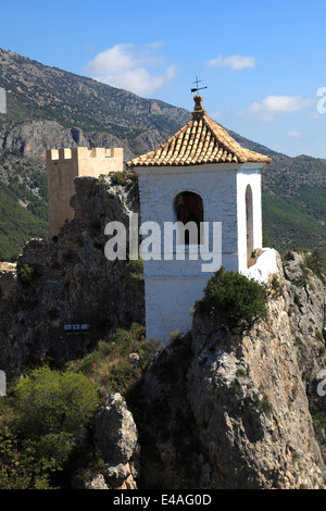 Der Glockenturm des Castillo de San José, mittelalterliche Dorf Guadalest, Sierrade Aitana Berge, Costa Blanca, Spanien, Europa Stockfoto