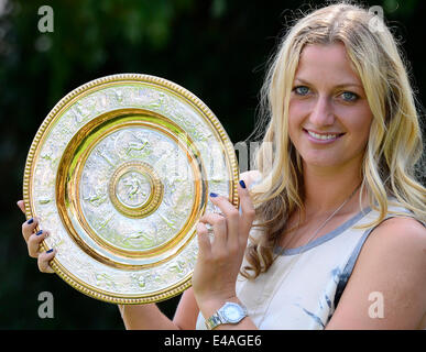 Tschechische Republik Petra Kvitova posiert mit ihrem zweiten Damen einzelne Trophäe der Wimbledon Championships in Prag, Tschechische Republik, 7. Juli 2014. Bildnachweis: CTK/Alamy Live-Nachrichten Stockfoto