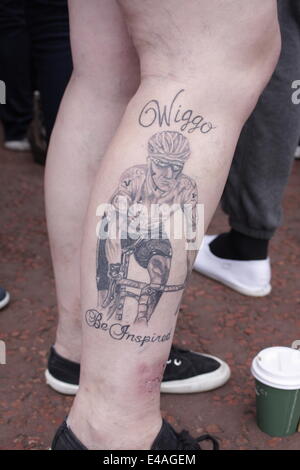 London, UK. 7. Juli 2014. Ein Tattoo von Bradley "Rønningen" Wiggins am Bein eine Radsport-Fan. Das dreiwöchige Rennen startet in Großbritannien zum ersten Mal seit 2007, bevor Sie fortfahren in Frankreich. Bildnachweis: Timothy Budd/Alamy Live-Nachrichten Stockfoto