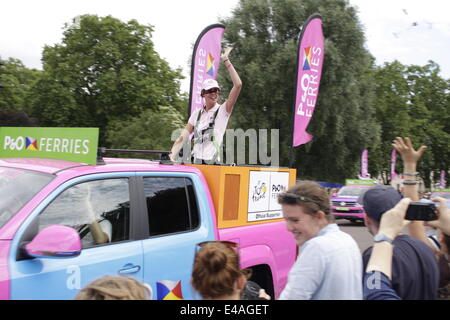 London, UK. 7. Juli 2014. Die Wohnwagen-Prozession, die den Fahrern und Hand-Out kostenlos Erinnerungsstücke an das Publikum während der 3. Etappe des Rennens 2014 Tour de France Fahrrad vorausgeht. Das dreiwöchige Rennen startet in Großbritannien zum ersten Mal seit 2007, bevor Sie fortfahren in Frankreich. Bildnachweis: Timothy Budd/Alamy Live-Nachrichten Stockfoto