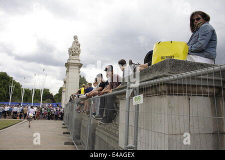 London, UK. 7. Juli 2014. Menschenmengen säumen der Mall für das Finish der Stufe 3 der 2014-Tour de France-Radrennen. Das dreiwöchige Rennen startet in Großbritannien zum ersten Mal seit 2007, bevor Sie fortfahren in Frankreich. Bildnachweis: Timothy Budd/Alamy Live-Nachrichten Stockfoto