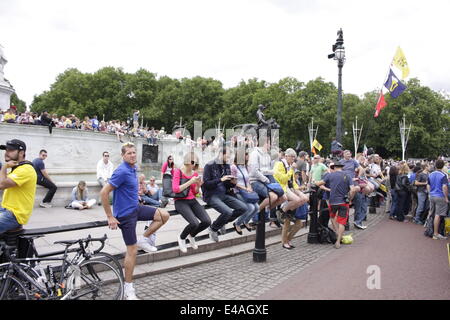 London, UK. 7. Juli 2014. Menschenmengen säumen der Mall für das Finish der Stufe 3 der 2014-Tour de France-Radrennen. Das dreiwöchige Rennen startet in Großbritannien zum ersten Mal seit 2007, bevor Sie fortfahren in Frankreich. Bildnachweis: Timothy Budd/Alamy Live-Nachrichten Stockfoto