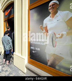 Fans stehen eine Warteschlange zu einer Pressekonferenz der doppelten Wimbledon Sieger Tschechien Petra Kvitova in Prag, Tschechische Republik, am 7. Juli 2014. (Foto/Michal Kamaryt CTK) Stockfoto