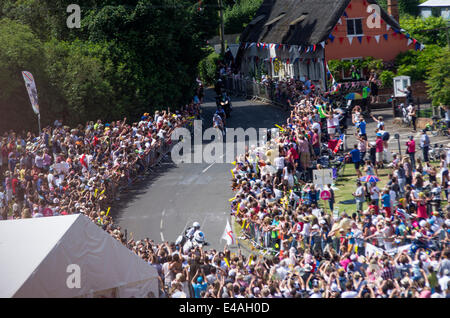 Finchingfield, Essex, England. 7. Juli 2014. Der Tour de France Etappe von Cambridge nach London führt durch die malerische Essex Dorf Finchingfield.  Die ersten beiden Radfahrer in Finchingfield Credit: William Edwards/Alamy Live News Stockfoto