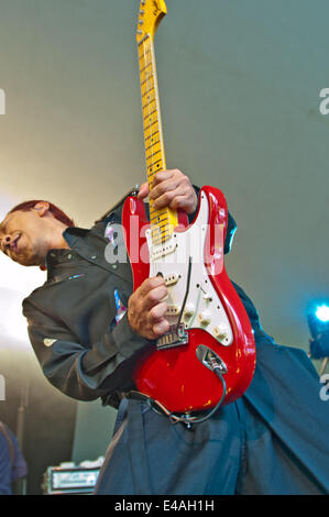 Großen Tew, Oxfordshire, Vereinigtes Königreich. 6. Juli 2014. Hotei führt auf der Songbird-Bühne beim diesjährigen Cornbury Festival. Stockfoto