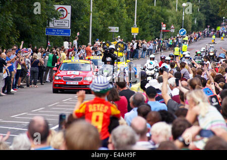 Woodford, London, UK. 7. Juli 2014. Tour de France Etappe 3: Hunderte säumen die Strecke, wie Jean-Marc Rideau (vorne) und Jan Barta vor nach einer führenden für das ganze Rennen noch. Woodford, London. Bildnachweis: Mark Dunn/Alamy Live-Nachrichten Stockfoto