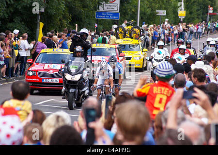 Woodford, London, UK. 7. Juli 2014. Tour de France Etappe 3: Hunderte säumen die Strecke, wie Jean-Marc Rideau (vorne) und Jan Barta vor nach einer führenden für das ganze Rennen noch. Woodford, London. Bildnachweis: Mark Dunn/Alamy Live-Nachrichten Stockfoto