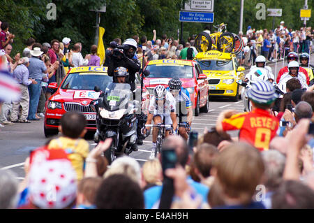 Woodford, London, UK. 7. Juli 2014. Tour de France Etappe 3: Hunderte säumen die Strecke, wie Jean-Marc Rideau (vorne) und Jan Barta vor nach einer führenden für das ganze Rennen noch. Woodford, London. Bildnachweis: Mark Dunn/Alamy Live-Nachrichten Stockfoto