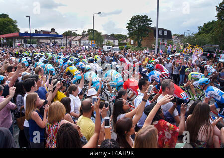 Woodford, London, UK. 7. Juli 2014. Tour de France Etappe 3: Hunderte säumen die Strecke, während das Hauptfeld Woodford, London durchläuft. Bildnachweis: Mark Dunn/Alamy Live-Nachrichten Stockfoto