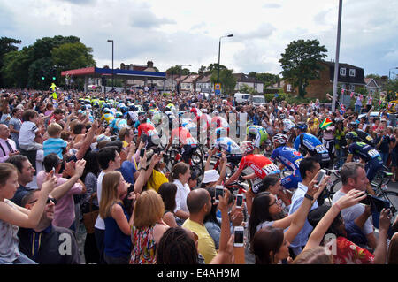 Woodford, London, UK. 7. Juli 2014. Tour de France Etappe 3: Hunderte säumen die Strecke, während das Hauptfeld Woodford, London durchläuft. Bildnachweis: Mark Dunn/Alamy Live-Nachrichten Stockfoto