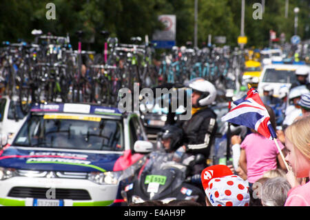 Woodford, London, UK. 7. Juli 2014. Tour de France Etappe 3: eine junge Gönner fliegen die Union flag als Unterstützung Fahrzeuge durchlaufen Woodford, London. Bildnachweis: Mark Dunn/Alamy Live-Nachrichten Stockfoto