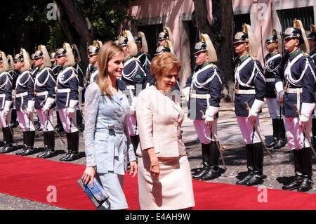 Lissabon, Spanien. 7. Juli 2014. Spaniens Königin Letizia (vorne, L) geht auf einem roten Teppich mit portugiesischen Präsidenten Frau Maria Cavaco Silva während einer Willkommenszeremonie am Präsidentenpalast Belem in Lissabon, Spanien, 7. Juli 2014. Vor kurzem gekrönt wurde König Felipe VI in Portugal bei seinem zweiten ausländischen Besuch als neuen König von Spanien. Bildnachweis: Zhang Liyun/Xinhua/Alamy Live-Nachrichten Stockfoto