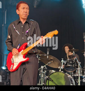 Großen Tew, Oxfordshire, Vereinigtes Königreich. 6. Juli 2014. Hotei führt auf der Songbird-Bühne beim diesjährigen Cornbury Festival. Stockfoto