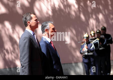 Lissabon, Portugal. 7. Juli 2014. Spaniens König Felipe VI (1. L) besucht die Begrüßungszeremonie im Besitz Portugals Präsident Aníbal Cavaco Silva (2. L) in Lissabon, Hauptstadt von Portugal, 7. Juli 2014. Vor kurzem gekrönt wurde König Felipe VI in Portugal bei seinem zweiten ausländischen Besuch als neuen König von Spanien. Bildnachweis: Zhang Liyun/Xinhua/Alamy Live-Nachrichten Stockfoto