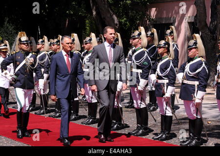 Lissabon, Portugal. 7. Juli 2014. Spaniens König Felipe VI (vorne, R) besucht die Begrüßungszeremonie im Besitz Portugals Präsident Anibal Cavaco Silva (vorne, L) in Lissabon, Hauptstadt von Portugal, 7. Juli 2014. Vor kurzem gekrönt wurde König Felipe VI in Portugal bei seinem zweiten ausländischen Besuch als neuen König von Spanien. Bildnachweis: Zhang Liyun/Xinhua/Alamy Live-Nachrichten Stockfoto