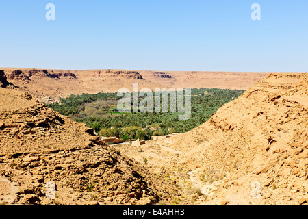 Ziz Schlucht Aoufouss Kasbah, ergibt sich die Schlucht des Flusses Ziz schneiden durch das Atlas-Gebirge, Palmaraies, Marokko Stockfoto