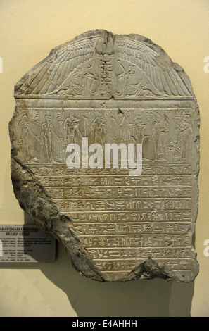 Stele über Priesterin Takerseb die Opfergaben an die Götter (von rechts nach links) Osiris, Min, Metis, Isis, Horus und Anubis. Stockfoto