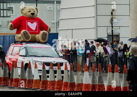 London, UK. 7. Juli 2014. Die dritte Etappe der Tour de France 2014 geht über Canary Wharf in den Docklands. Aspen Way, London 7. Juli 2014. Bildnachweis: Guy Bell/Alamy Live-Nachrichten Stockfoto