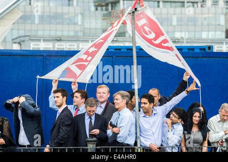 London, UK. 7. Juli 2014. Die dritte Etappe der Tour de France 2014 geht über Canary Wharf in den Docklands. Aspen Way, London 7. Juli 2014. Bildnachweis: Guy Bell/Alamy Live-Nachrichten Stockfoto