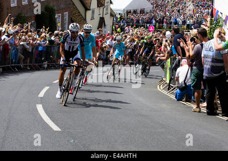 Finchingfield, Essex, England. 7. Juli 2014. Der Tour de France Etappe von Cambridge nach London führt durch die malerische Essex Dorf Finchingfield.  Radfahrern erklimmen den Hügel Wethersfield unterwegs. Bildnachweis: William Edwards/Alamy Live-Nachrichten Stockfoto