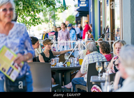 Besucher genießen Essen & Getränk im Café Strömungen während der jährlichen Kleinstadt ArtWalk Festival Stockfoto