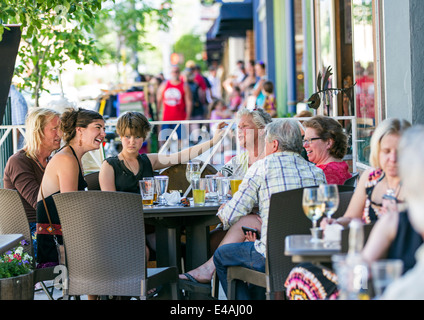 Besucher genießen Essen & Getränk im Café Strömungen während der jährlichen Kleinstadt ArtWalk Festival Stockfoto