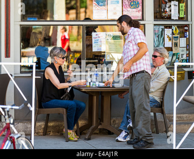 Besucher genießen Essen & Getränk im Café Strömungen während der jährlichen Kleinstadt ArtWalk Festival Stockfoto