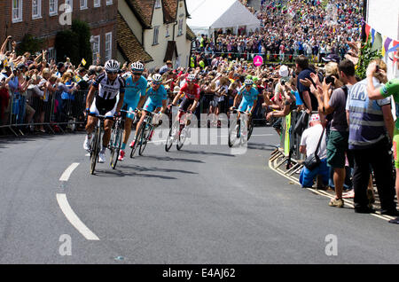 Finchingfield, Essex, England. 7. Juli 2014. Der Tour de France Etappe von Cambridge nach London führt durch die malerische Essex Dorf Finchingfield.  Radfahrer fahren bergauf auf Wethersfield Straße Kredit: William Edwards/Alamy Live News Stockfoto