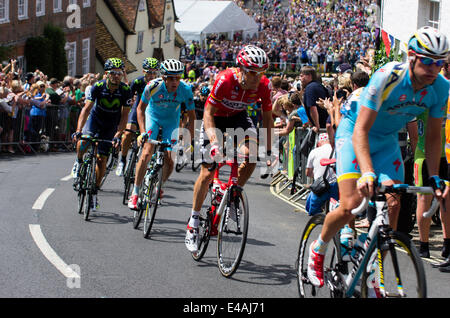 Finchingfield, Essex, England. 7. Juli 2014. Der Tour de France Etappe von Cambridge nach London führt durch die malerische Essex Dorf Finchingfield.  Radfahrern erklimmen einen Hügel in Richtung Wethersfield Credit: William Edwards/Alamy Live News Stockfoto