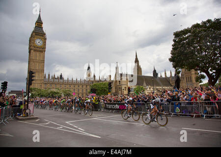 London, UK. Montag, 7. Juli 2014. Tour de France geht die Houses of Parliament und Big Ben, durch Westminster am Ende der britischen Bühne finishing in London zu reisen. Bildnachweis: Michael Kemp/Alamy Live-Nachrichten Stockfoto