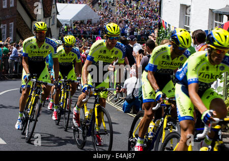 Finchingfield, Essex, England. 7. Juli 2014. Der Tour de France Etappe von Cambridge nach London führt durch die malerische Essex Dorf Finchingfield.  Radfahrer aus dem Team Tinkoff Credit Systems erklimmen einen Hügel Credit: William Edwards/Alamy Live News Stockfoto