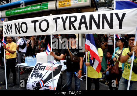 BANGKOK, THAILAND: Demonstranten halten ein großes Banner an der Operation Shut Down Bangkok-Demonstration am 13. Januar 2014 Stockfoto