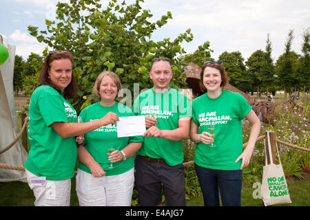 Hampton Court, UK, 7. Juli 2014, Macmillan Cancer Support gewann eine Silbermedaille für ihre Macmillan alten Garten im Hampton Court Flower show Credit: Keith Larby/Alamy Live News Stockfoto