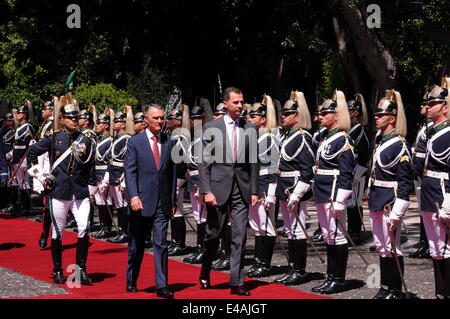 Lissabon, Portugal. 7. Juli 2014. Spaniens König Felipe VI (vorne, R) besucht die Begrüßungszeremonie im Besitz Portugals Präsident Anibal Cavaco Silva (vorne, L) in Lissabon, Hauptstadt von Portugal, 7. Juli 2014. Vor kurzem gekrönt wurde König Felipe VI in Portugal bei seinem zweiten ausländischen Besuch als neuen König von Spanien. Bildnachweis: Zhang Liyun/Xinhua/Alamy Live-Nachrichten Stockfoto