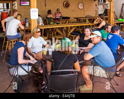 Besucher genießen Food & Drink an Bensons Taverne & Biergarten, ein Café im Freien, während die jährliche Kleinstadt ArtWalk Festival Stockfoto