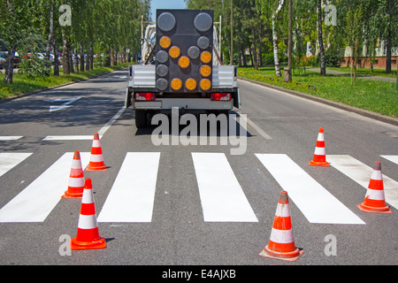 Straßenbaustelle mit Zeichen und orange Straßenkegel Gefahr Stockfoto