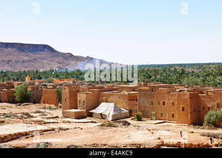 Ziz Schlucht Aoufouss Kasbah, ergibt sich die Schlucht des Flusses Ziz schneiden durch das Atlas-Gebirge, Palmaraies, Marokko Stockfoto