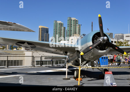 Grumman F4F-3 Wildcat auf dem Flugdeck der USS Midway im Hafen von San Diego. Stockfoto